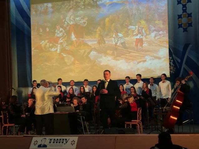 диригує Василь Феленчак, соліст Володимир Витрикуш